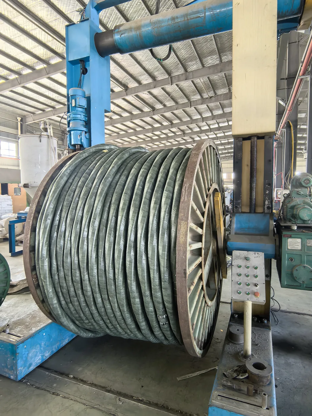 Armoured cable drum on the take-up stand in the TEBAOFLEX workshop
