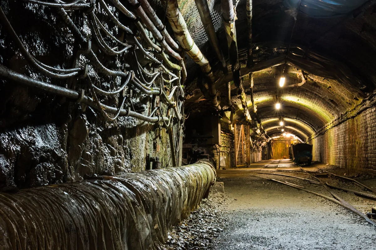 Mine roadway with cables and pipes run along the wall at the Rammelsberg mine museum, the kind of route along which MGM 109 Type 3013 armoured feeders are laid