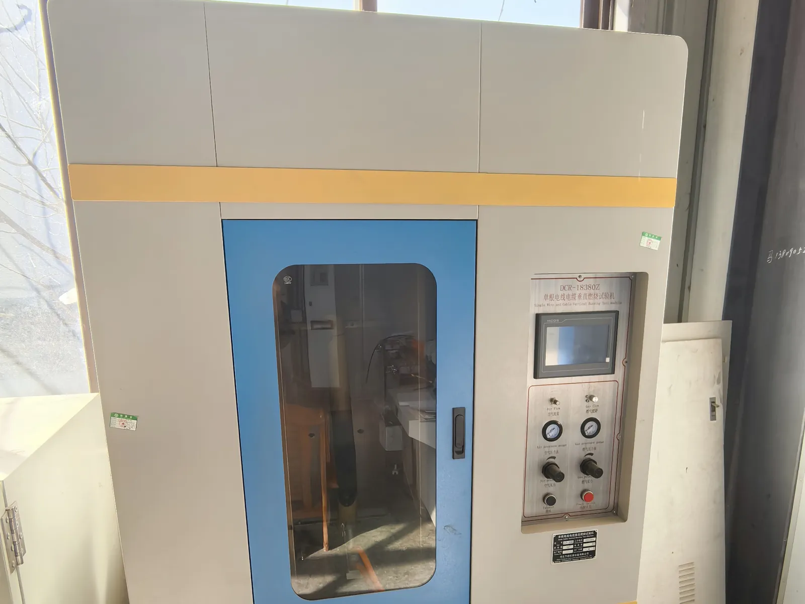 Single-cable vertical flame test chamber