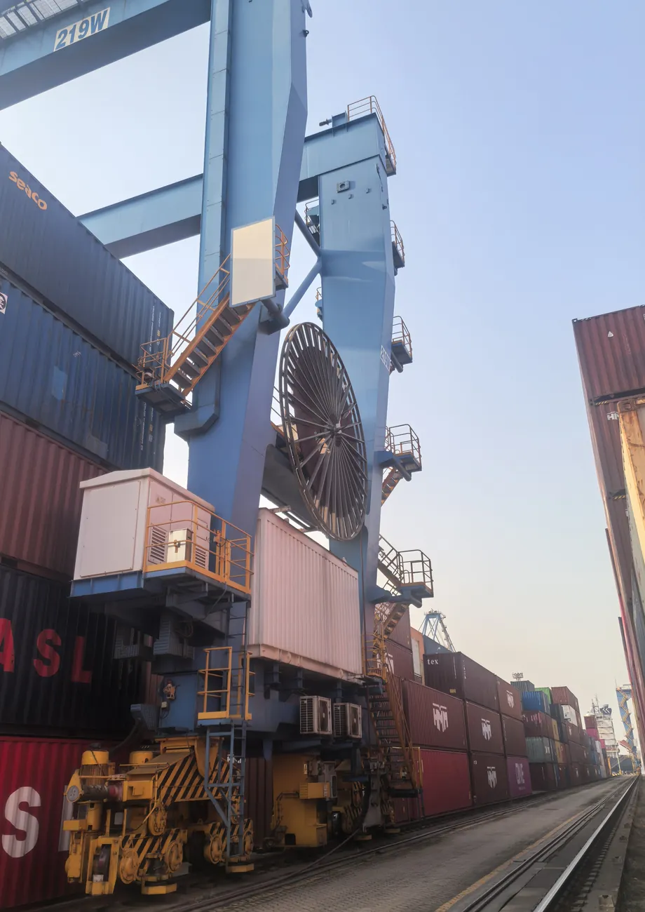 Rail-mounted gantry crane with cable reel in a container yard