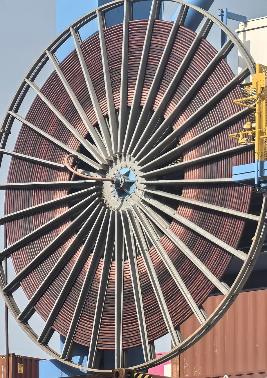 Large monospiral cable reel with reeling cable