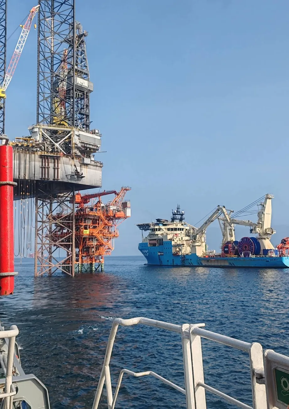 Jack-up platform and offshore support vessel