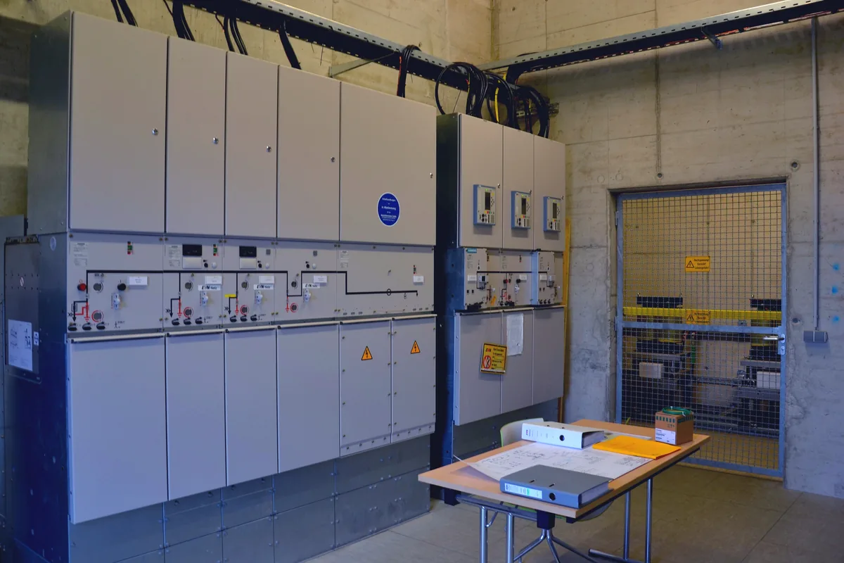 Medium-voltage switchgear panels in a plant substation room, the kind of switchgear that (SI) NTMCGCWOEUS single-core cables link to mobile transformers